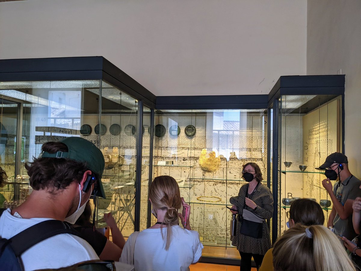 Classics22FSP's tweet photo. From the golden contents of #Etruscan tombs to masterworks of #Hellenistic sculpture, propagandistic imperial #Roman portraits to giant pincecones - there's nowhere like the @Musei_Vaticani to study #ancient art! 

#rome #art #Archaeology #vaticano #MuseumMonday #italy https://t.co/nh0Ayx0ZDn