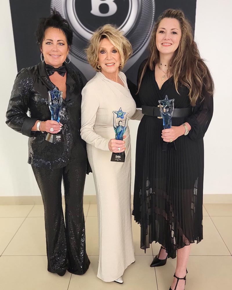 jungleroomcom's tweet image. @kellylangmusic receives #IconAward at #SWIFTSummit in Nashville! Pictured (L-R): Kelly Lang, Jeannie Seely, Mandy Barnett (Moments By Moser Photography)