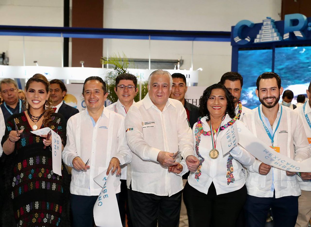 Corte de listón del Pabellón del #CaribeMexicano

<a href="/CarlosJoaquin/">Carlos Joaquín</a> <a href="/CPTQROO/">Consejo de Promoción Turística de Quintana Roo</a> <a href="/bernardo_cueto/">Bernardo Cueto Gonzalez</a> <a href="/CaribeMexico/">CARIBE.MX</a>