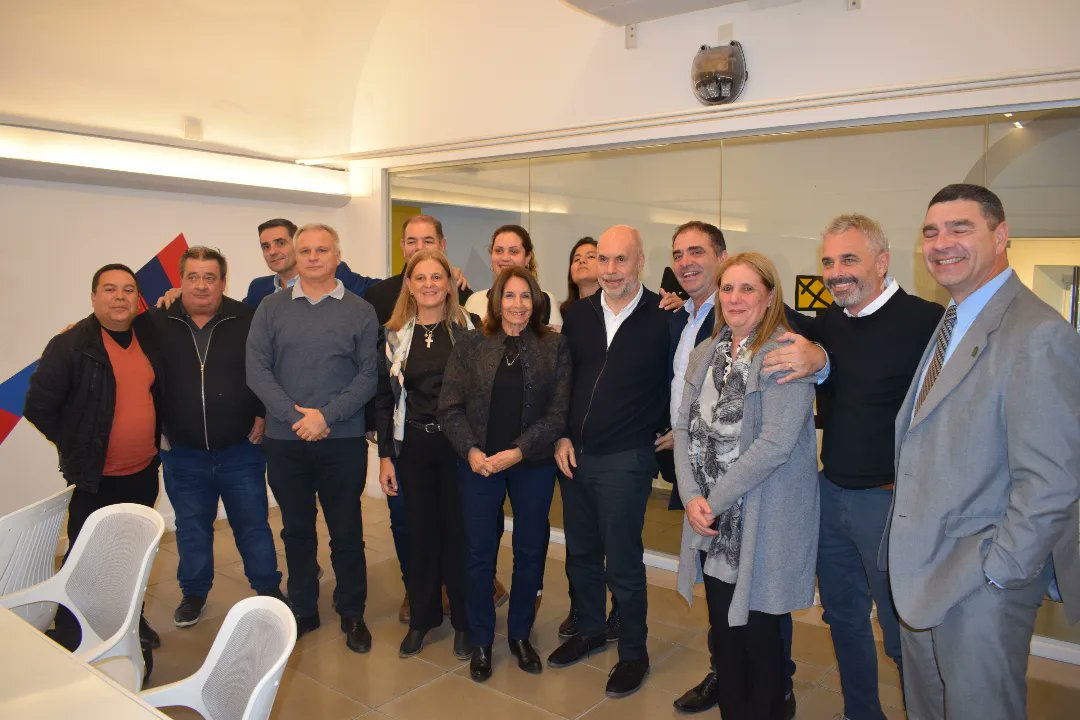 gabrielfrizza's tweet photo. Junto a una docena de intendentes, ex intendentes y concejales de #Comupro me reuní hoy con @horaciorlarreta y parte de su equipo, para intercambiar ideas de gestión y analizar la agenda real de problemas que cada día afrontan los vecinos de todo el país. https://t.co/S1uXy3daIh