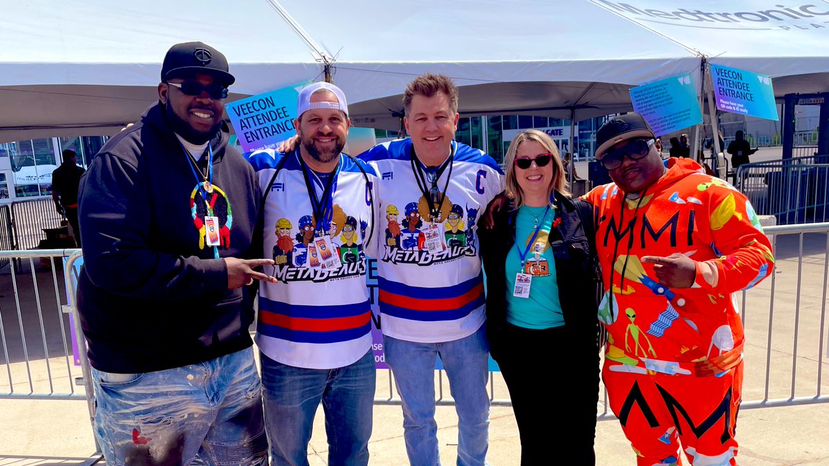 UncleBurnerX's tweet photo. Got to meet these two cool cats @Ymmimusic &amp; @BigJuice2K @veecon @veefriends 🙏🏼#veecon2022 #VeeFriends #metabeautsnft https://t.co/8k4RIW09VY