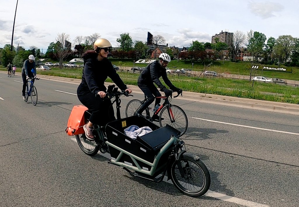 DaveLikesBikes's tweet image. I love this picture of @ArianneReid10 surging past another cyclist who thought he was blowing by her so much 

#ActiveTO