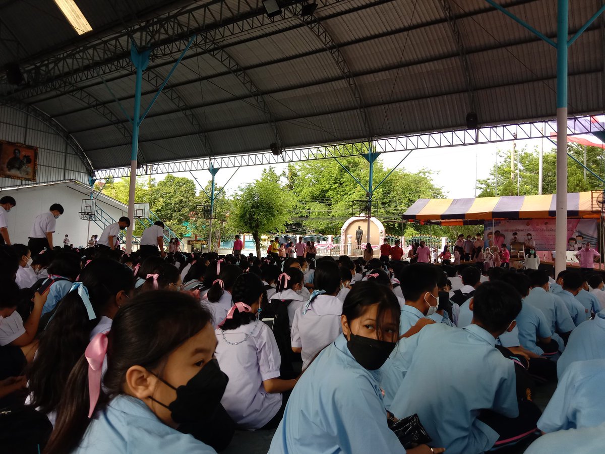 Miwwww50715372's tweet photo. บอกให้รักษาระยะห่าง แต่พวกคุณให้เข้าแถวแบบนี้คือ?#โรงเรียนดังย่านบางหัวเสือ https://t.co/cUxI7Gb768