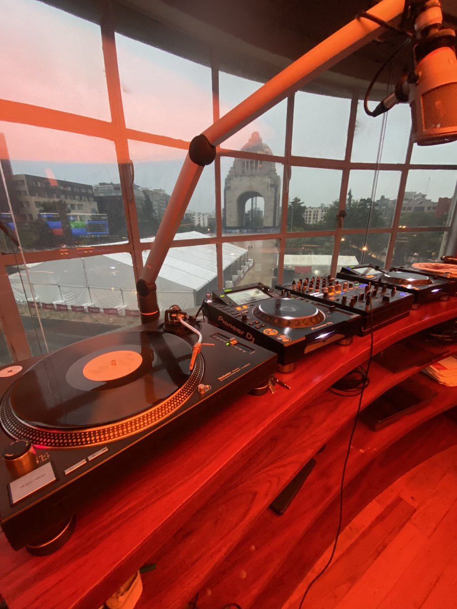 davosea's tweet image. Se viene el primer Makossa Disco totalmente en vivo desde la cabina de @airelibre_fm! Vamos de 8 a 10pm, los vinilos girarán!