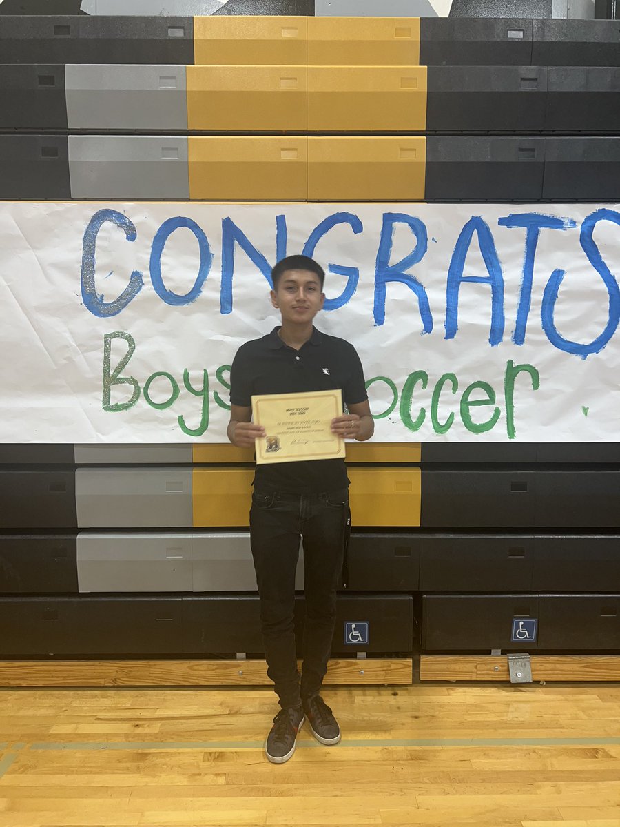 Mauricio Porcayo loves soccer and was suppose to graduate from high school next week 🎓 He was hit by an alleged drunk driver on Friday and is now hospitalized. All his left toes are being amputated 🏥 His family wishes <a href="/CH14_/">Javier “Chicharito” Hernández</a> or <a href="/11carlosV/">carlos vela</a> could  visit/motivate him RT please