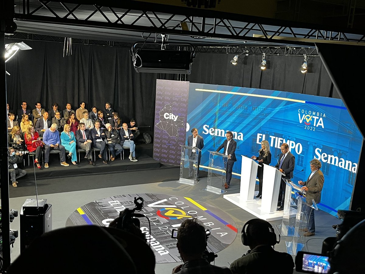 Empezó #ElDebateDefinitivo <a href="/ELTIEMPO/">EL TIEMPO</a> <a href="/RevistaSemana/">Revista Semana</a>.

Pueden verlo en vivo aquí: youtu.be/71wz5M3MPPo