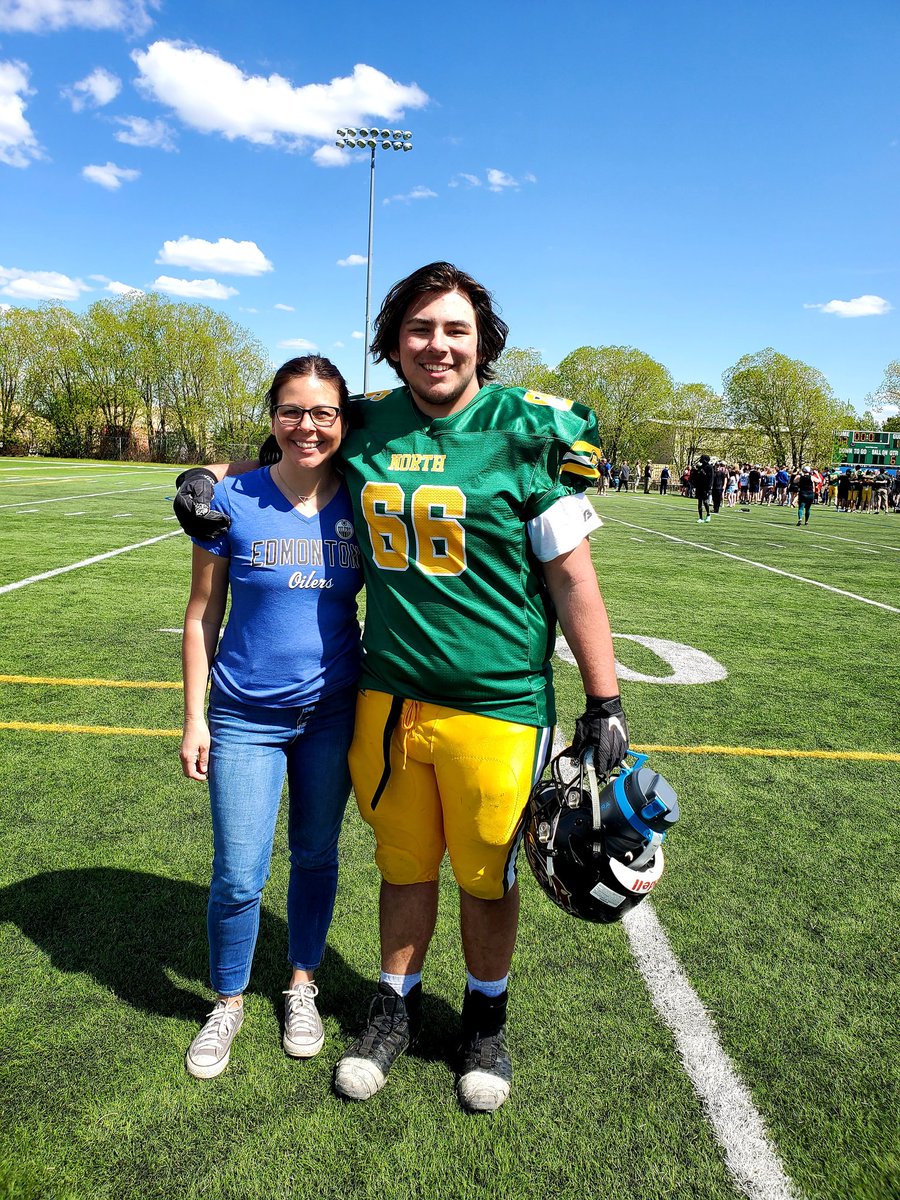 Mandoline79's tweet photo. Team North for the win! BOA today for our Football Alberta Senior Bowl game in Lacombe. It was such a close game. Went to overtime. Proud of this kid! #Alberta #FootballAB #SeniorBowl https://t.co/gorI2Q3rjX