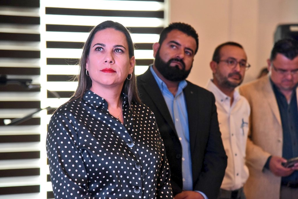 LorenaAlfaroG's tweet photo. Queremos que el progreso llegué a cada rincón de la ciudad y #QueNadieSeQuedeAtrás. 

Por eso, presenté el Plan Anual de Obras Pública 2022, que contempla una inversión de mil millones de pesos, en conjunto con @gobiernogto. https://t.co/FeRLhDQyum