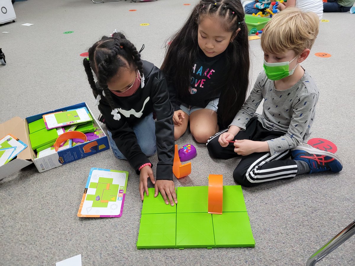 Vseppa2's tweet photo. T is for Tech Day!
These kids loved coding mice through obstacles! 
@GombertGators https://t.co/tnnZoI06Tq