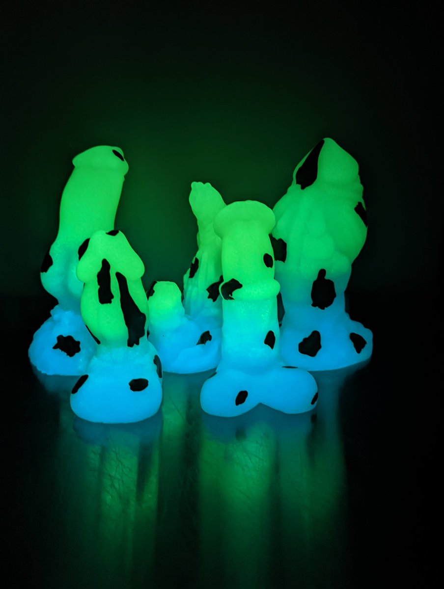 GroveFantasy's tweet photo. Aaaand here we are with the results! A bright glowy poison dart frog batch for this next drop!

Medium Amarok, Small Chonk, Small Ketea, Small Utun, Large Avir, all in supersoft! https://t.co/sJ7r2yTjX1