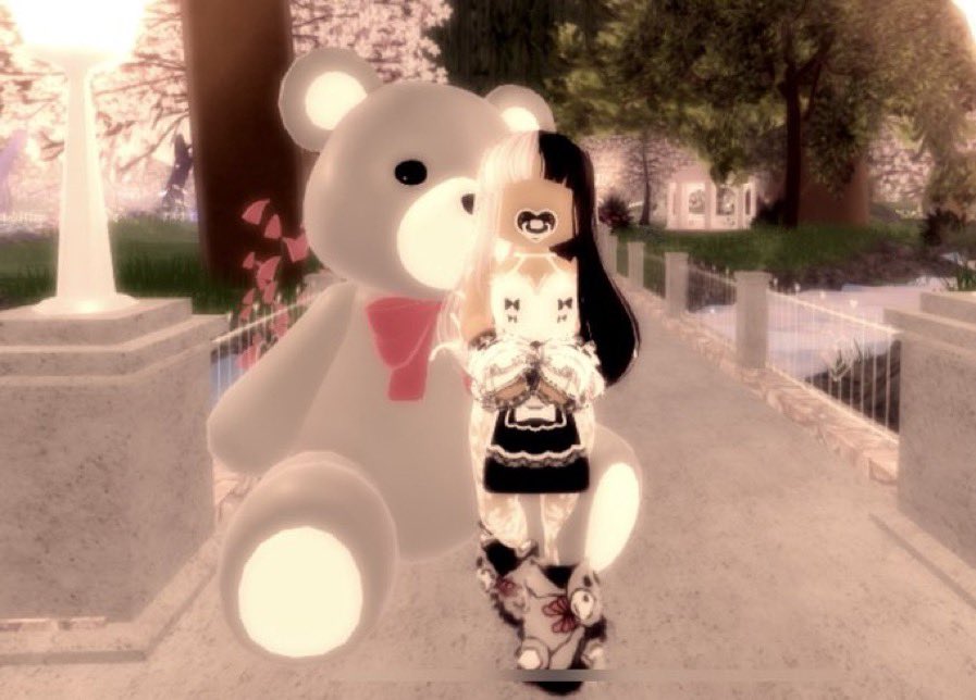 theyluvmaniac's tweet photo. DOING OG GIANT TEDDY GIVEAWAY 

How to enter: 

Follow + Bell 🔔 

Like + Retweet 

Comment “done” 
 
GOOD LUCK !! 

#giveaway #roblox #royalehigh #royalehighcrosstrade #royalehighgivaways #royalehightrading https://t.co/nQLE4uHhum