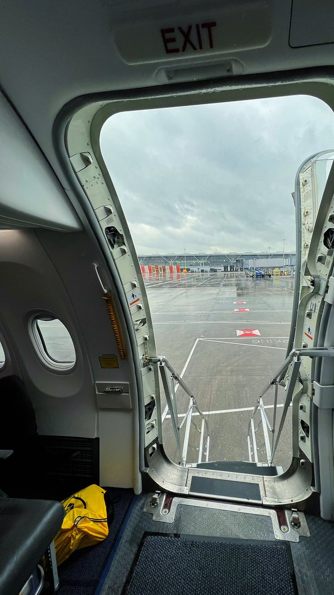 كم لك يوم عن باب الطائرة ؟