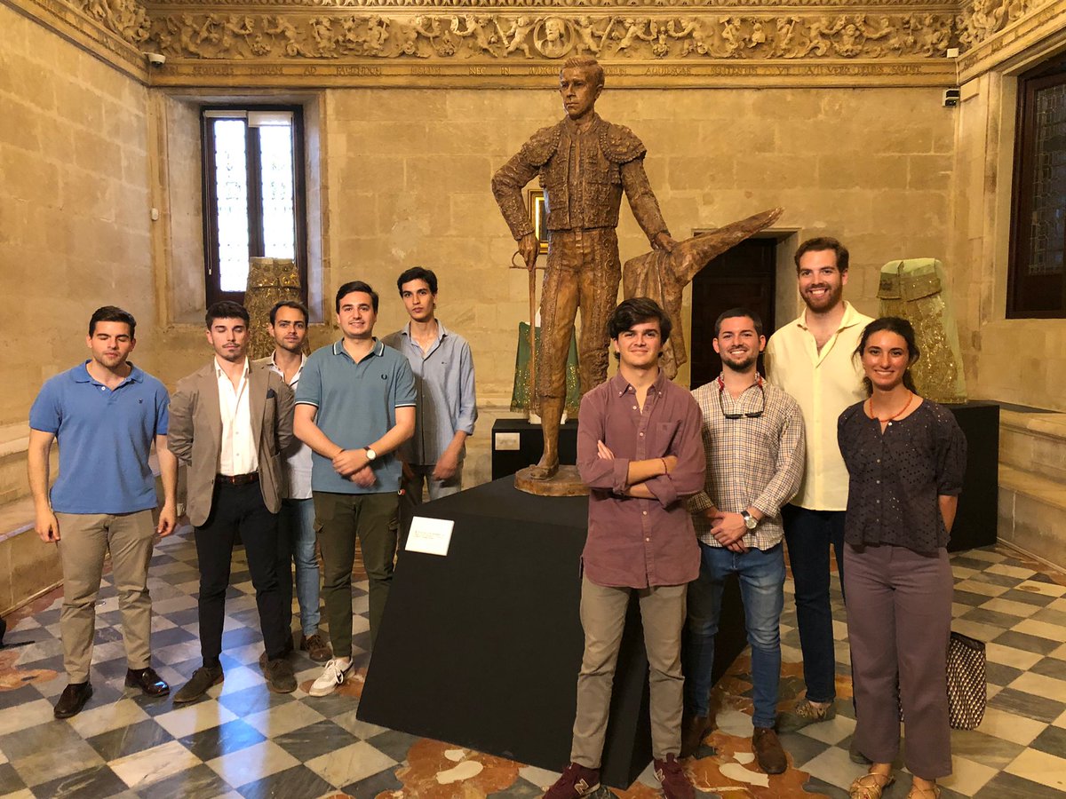 ctaurinopc's tweet photo. 💥 En la tarde de hoy, hemos tenido la suerte de visitar la exposición del centenario de Pepe Luis Vázquez. 

📍Ha sido @PepeLuisVazquez, quien nos ha guiado en la visita. ¡Muchas gracias por haber compartido un poco de tu tiempo para enseñarnos la historia de tu abuelo! https://t.co/66pDAIjB1K