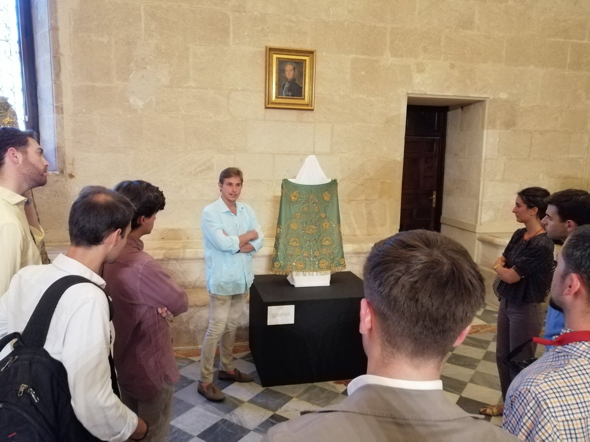 ctaurinopc's tweet photo. 💥 En la tarde de hoy, hemos tenido la suerte de visitar la exposición del centenario de Pepe Luis Vázquez. 

📍Ha sido @PepeLuisVazquez, quien nos ha guiado en la visita. ¡Muchas gracias por haber compartido un poco de tu tiempo para enseñarnos la historia de tu abuelo! https://t.co/66pDAIjB1K