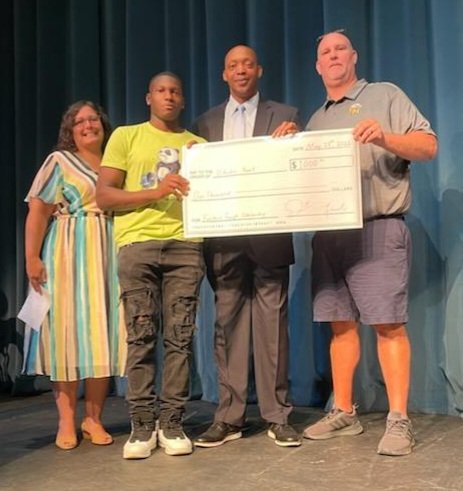 eastmeck_sports's tweet image. Congrats to senior D'andre Hunt for being awarded our first annual #FORSHEETOUGH scholarshipbin memory of Coach Bob Forshee. Thanks to @carlykidder and @EquilibriumUP for presenting and funding this. D'andre will be attending Queens University in the fall.