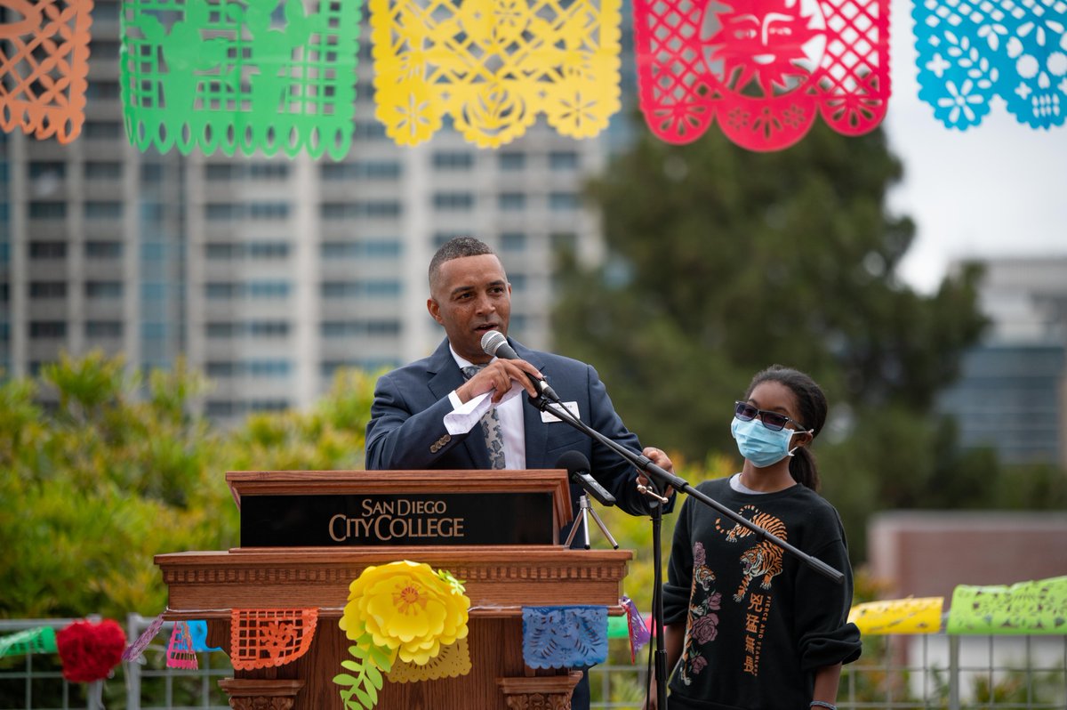 sdcitycollege's tweet photo. Fantastic event Friday night for the Chicano Latina Graduation π π. We celebrated our grads, had good food, and good music, and did not let the rain dampen our spirits.
#sharecity #iamcitycollege https://t.co/kXBRGRMlVw