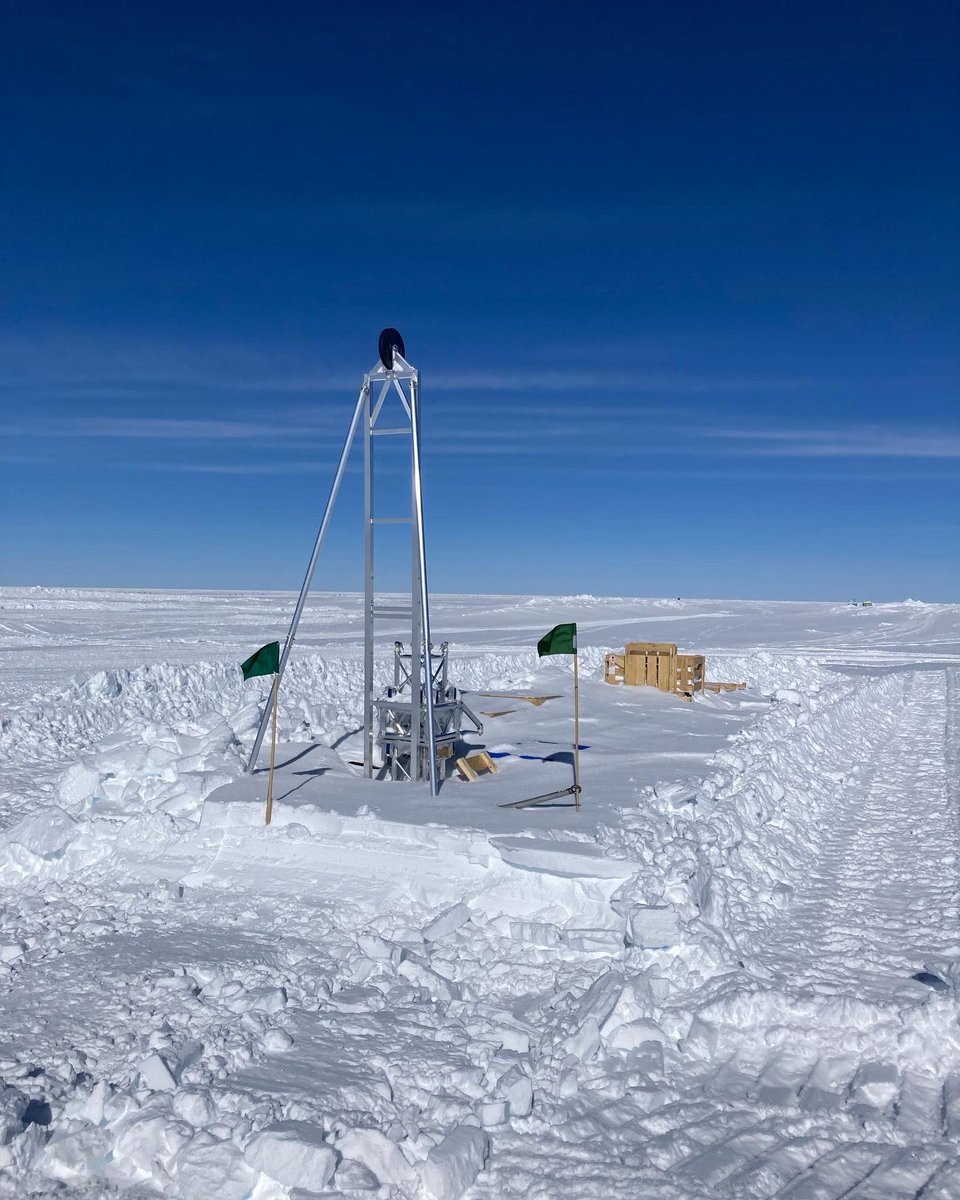 RNO_Greenland's tweet photo. Our drill rig at the beginning and 9 days later 😎💪❄️ @BAS_News @desy @ecap_fau #BigRaid #drill https://t.co/wXdxr5AycV