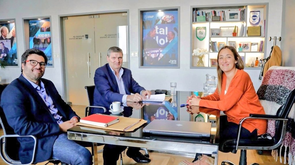 ✍🏻 | Firmamos con <a href="/JorgeAbelFerna1/">Jorge Abel Fernandez</a> un convenio de adhesión al Programa Nacional de Descontaminación, Compactación y Disposición Final de Automotores del <a href="/MinSeg/">MinSeg</a>, importantísimo para el cuidado del ambiente.

<a href="/minsaurralde/">Martín Insaurralde</a>