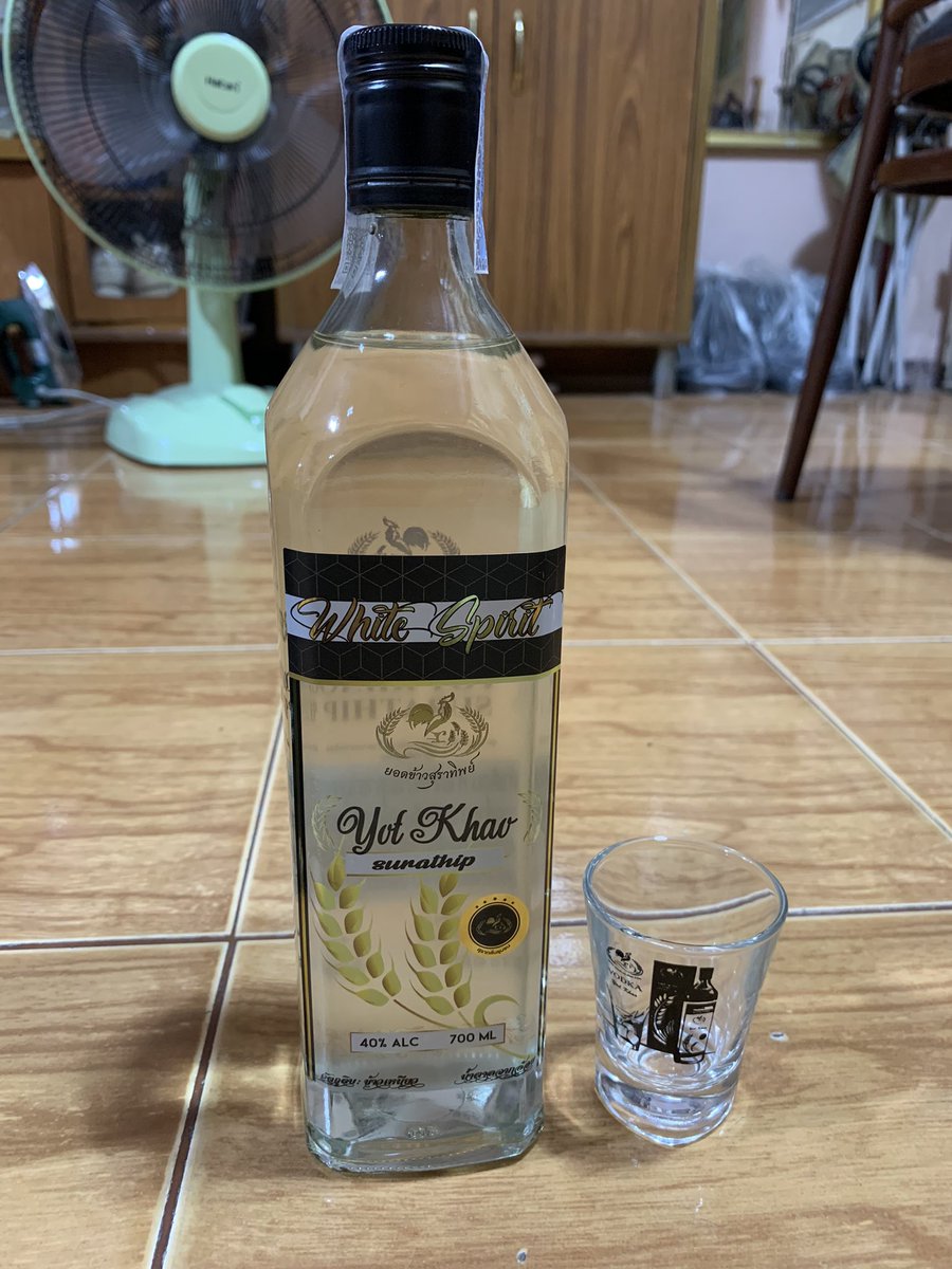 CWR555's tweet photo. ทำงานมันเครียด เลยอยากจิบน้ำเงียบๆสักครึ่งขวด🥃 #วอดก้ายอดข้าวสุราทิพย์ #สุราไทย https://t.co/PUyHnUzCBz