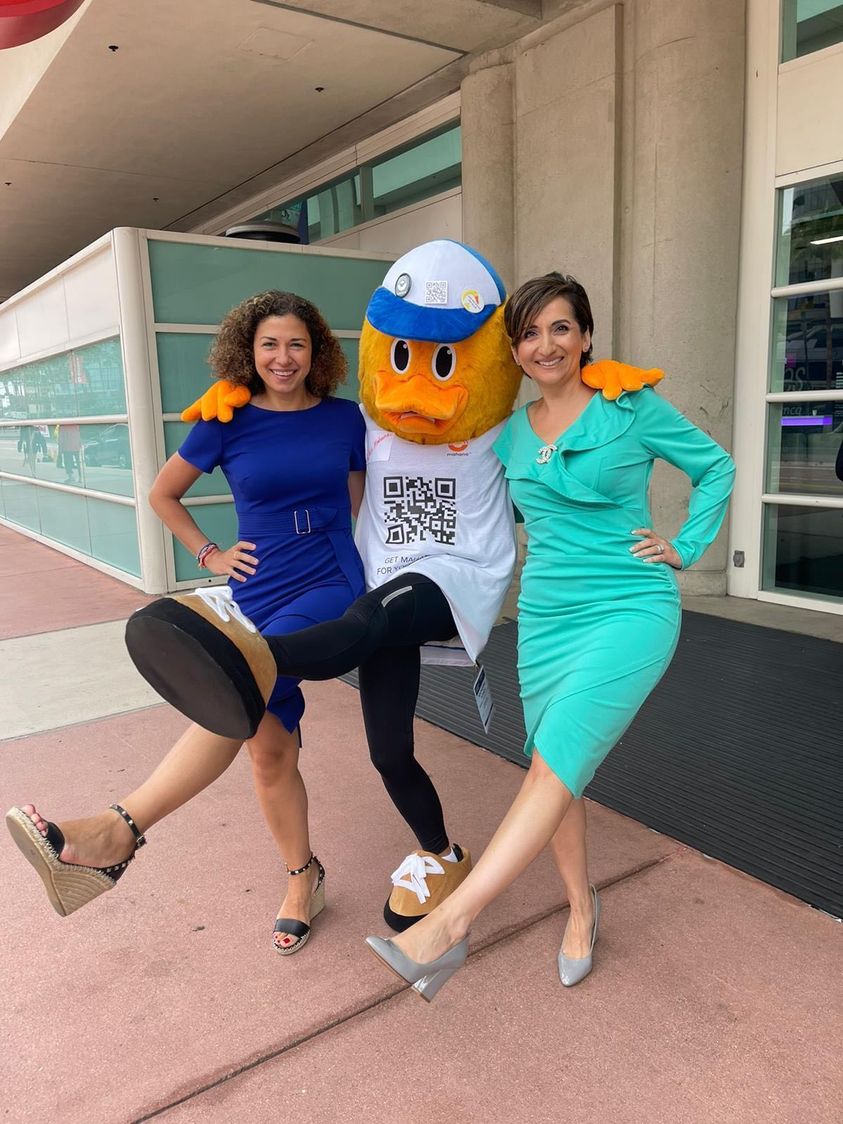 Look who ran into Therapy Duck? 🦆✨ @ScrubsNHeels 
@IBD_Afzali 
@DCharabaty 
@DDWMeeting #DDW2022