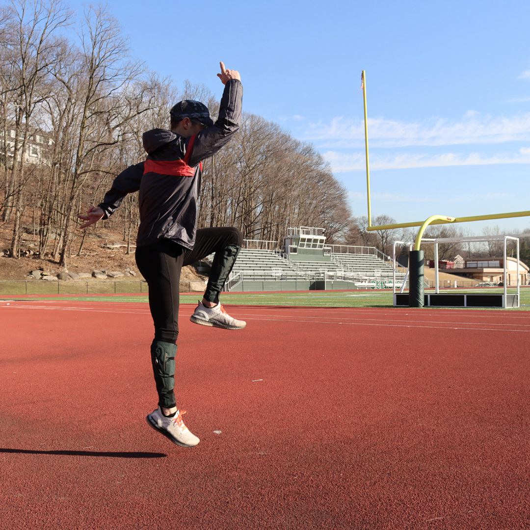 aeraye_go's tweet image. Incorporating compression into your running workouts is extremely beneficial for recovery and maintaining a sustainable running routine in order to maximize your efforts! #runners #running #runningtools #compression aeraye.com