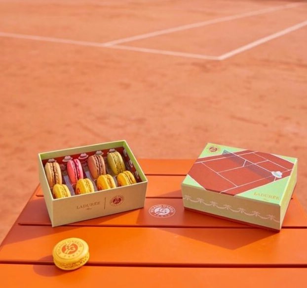 Icône de la pâtisserie rencontre icône de la terre battue pour match au sommet. L’Édition limitée la plus chic de Paris est à croquer le temps du tournoi. Macaron citron vert galanga rond et jaune ça va de soi 🎾🕶#rendezvousaroland #ladureeparis #RolandGarros