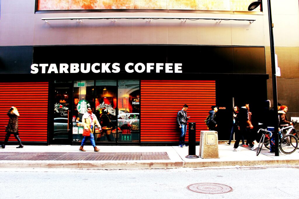 InvestmenValueF's tweet photo. Starbucks closing 130 licensed cafes in Russia - https://t.co/XokIAL16I2 https://t.co/rJOtU7kqCj