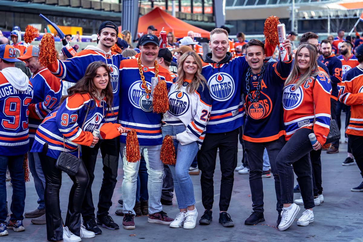 EdmontonOilers's tweet image. 🚨 TOMORROW AT NOON 🚨

Come down to Churchill Square at City Hall for the #Oilers Community Rally! 

Wear your colours, be loud &amp;amp; show us your Oil pride for a chance to win Game 4 tickets &amp;amp; plenty of other prizes. 🥳
