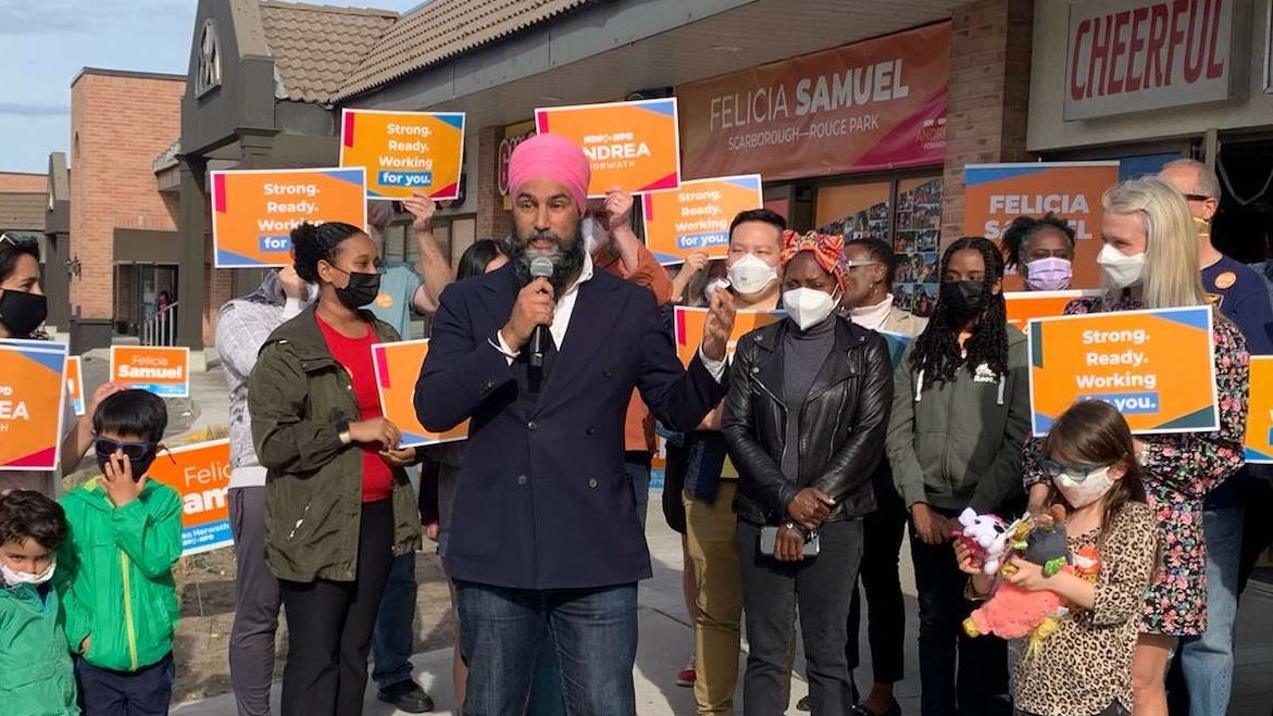 bfchangTO's tweet photo. Big Hoorays! Team @FeliciaScarbTO welcomed @theJagmeetSingh to #ScarboroughRougePark today! All of us were happy to cheer for Felicia and @AndreaHorwath and commit to fight for the things people need in #Scarborough 

#OntarioVotes https://t.co/heSNVK8Gm8
