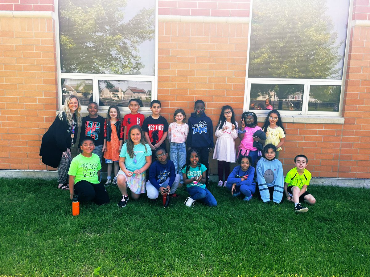MiteraPayton's tweet photo. Going to miss my sweet 2nd ALMOST 3rd graders! So proud to be their teacher ♥️📚🖍 https://t.co/PdenWJQ33O