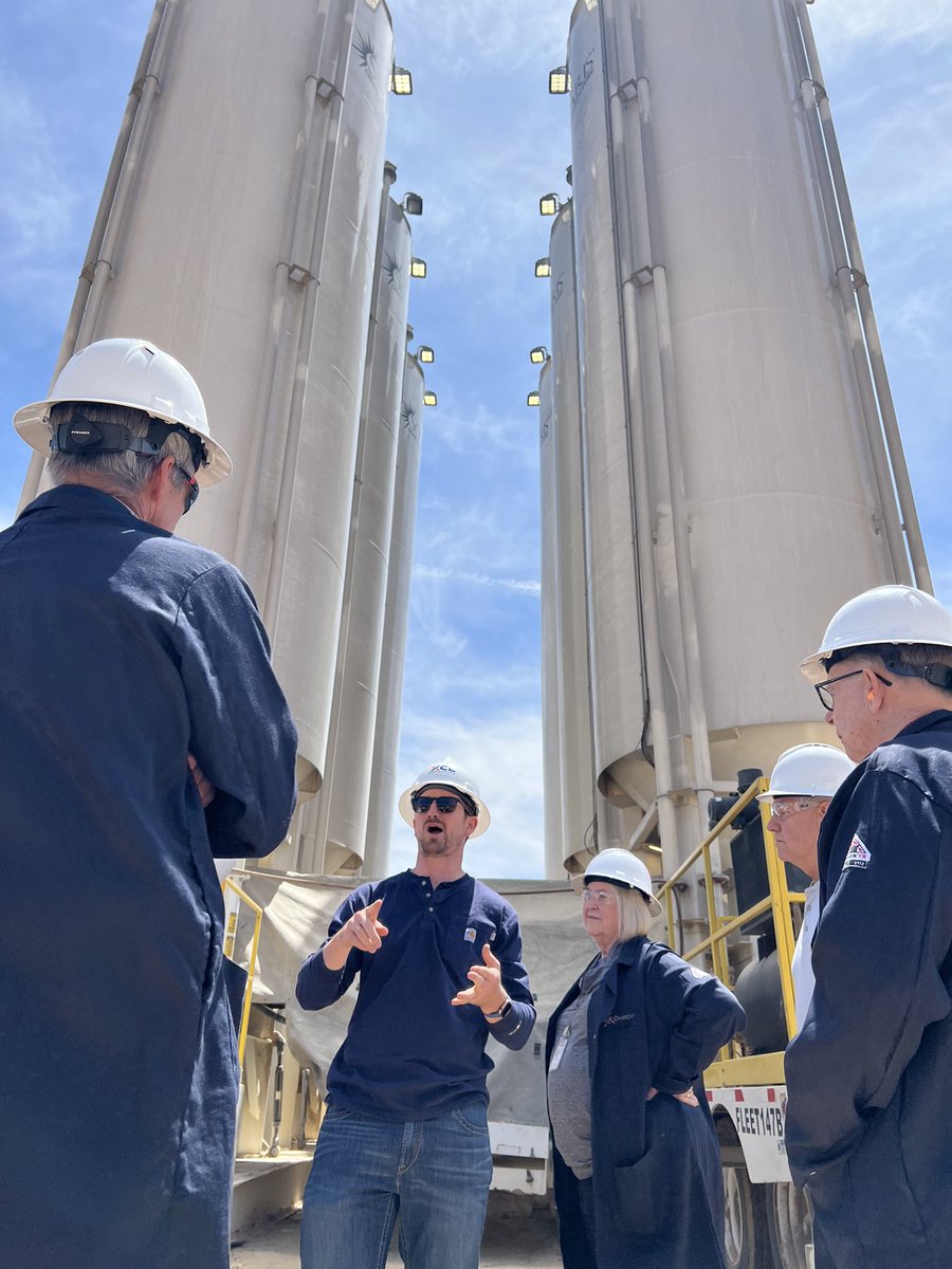 UtahPetroleum's tweet image. Today we hosted the board of @UtahOGM for a site tour. We visited @Ovintiv’s drill rig about to reach terminal depth and XCL‘s new E Frack multi well pad. Many thanks to Ovintiv and XCL and to the division and board for making this possible.