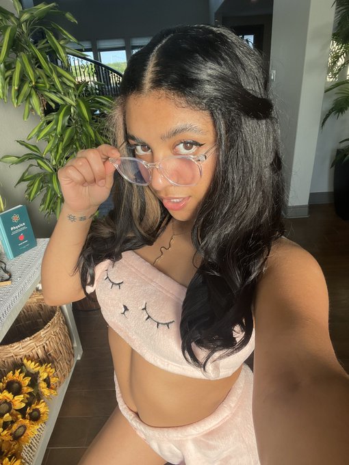 Cuddles? 💕 https://t.co/4E0LW05Fsh<a href="/tag/phmodelcontest"class="tags"><span>#phmodelcontest</span></a>