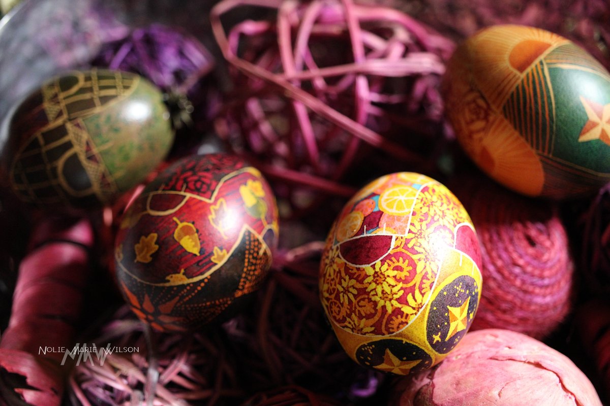NolieWilson's tweet photo. Last chance to bid on a unique, one-of-a-kind book-themed pysanky, and have the proceeds support reproductive justice while you're at it! #LastChance #NoForcedBirth #Donate #RomanceForReproductiveJustice https://t.co/9nspgbkKIT