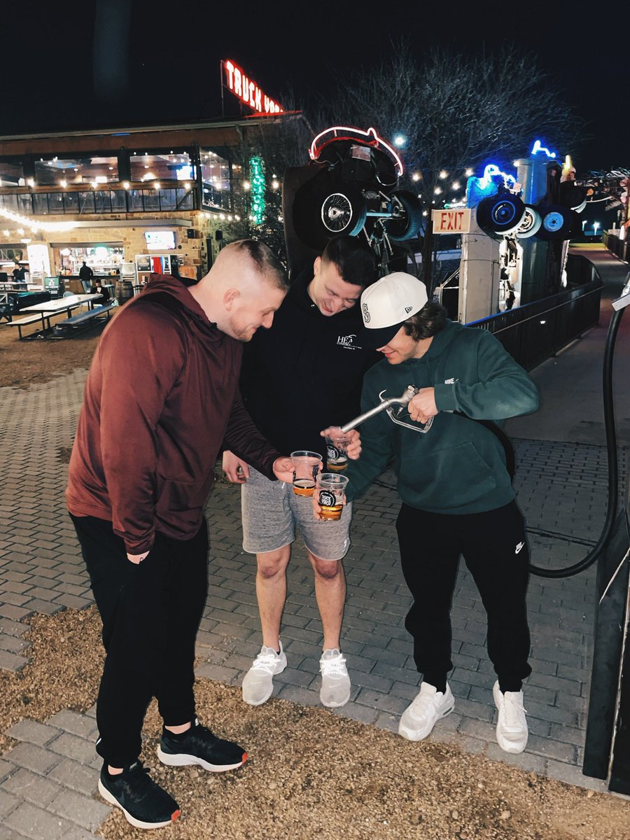 mcstamm3's tweet photo. #mcm shout out my roomies @BrettL2110 &amp; @bigbenstudcake. 

these dudes are just stone cold chillers. always down to have a great time &amp; maybe even indulge in a delicious meal or two ;) thanks for always havin’ my back ❤️ ya’ll are the best…coldstone soon?👀 

love y’all ❤️ https://t.co/lLbhDduY6A
