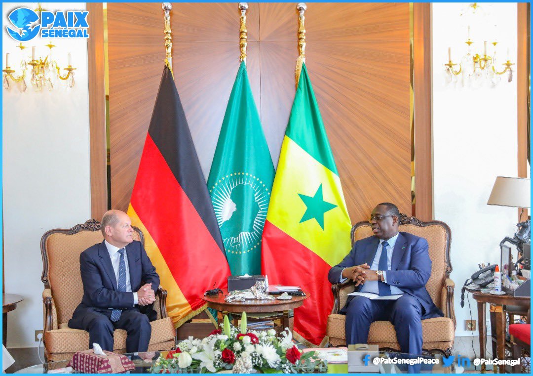 Pour sortir de sa dépendance du gaz russe, le chancelier allemand Olaf Scholz est en visite au #Sénégal dans le cadre de la recherche de voies et moyens de sortir du joug russe. Le Sénégal s’est engagé à appuyer l’#Allemagne et l’Europe de façon générale.