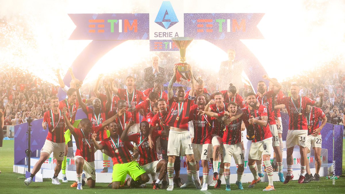 SerieA_ID's tweet photo. Momen tak terlupakan: Kampiun mengangkat piala ke udara!✨🆙

@acmilan
 #SerieA💎 #WeAreCalcio #MilanScudetto https://t.co/4Tz5ubX1cY