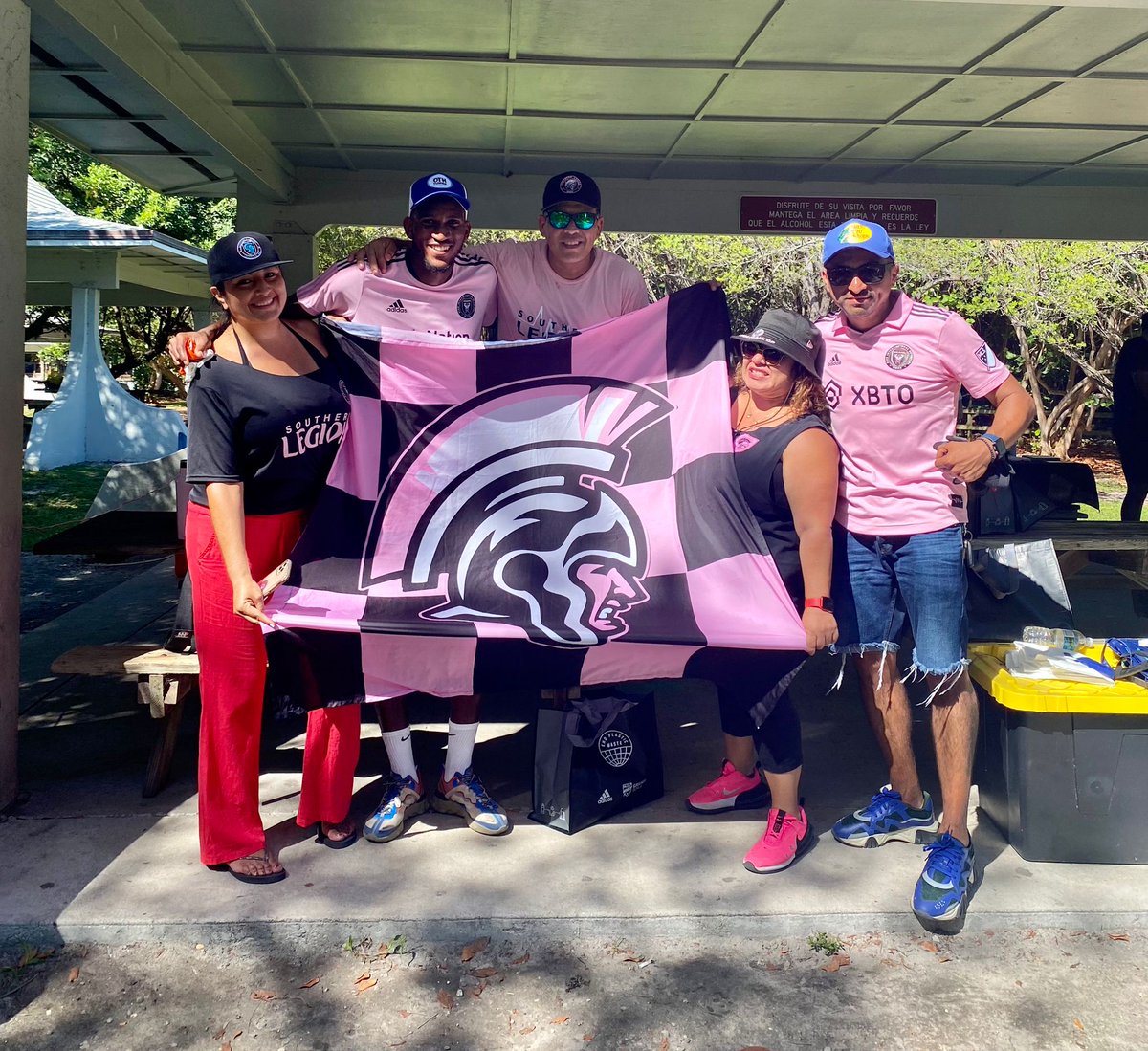 Southern_Legion's tweet photo. Beach clean up with @InterMiamiCF ... Let's get south Florida Beaches cleaned, preserve our nature! #InterMiamiCF #LaFamiliaIMCF #lowe #community #loveforflorida #beachcleaned https://t.co/D2imPsGdBv