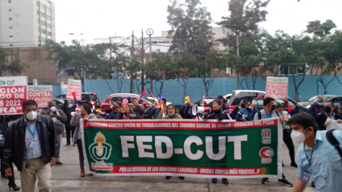 FedCut's tweet photo. ⚠️ #ULTIMOMINUTO | En estos momentos se realiza un plantón de Secretarios Generales de la @FedCut en el frontis de la sede central de @EsSaludPeru.

📣 ¡Si no hay solución, huelga nacional!
¡Solución a nuestro pliego de reclamos! ¡AHORA, AHORA!

#fedcut #essalud https://t.co/EsAv3nlBFV
