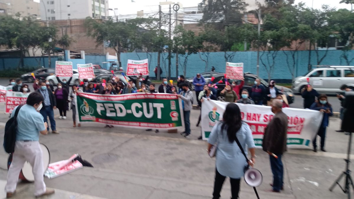 FedCut's tweet photo. ⚠️ #ULTIMOMINUTO | En estos momentos se realiza un plantón de Secretarios Generales de la @FedCut en el frontis de la sede central de @EsSaludPeru.

📣 ¡Si no hay solución, huelga nacional!
¡Solución a nuestro pliego de reclamos! ¡AHORA, AHORA!

#fedcut #essalud https://t.co/EsAv3nlBFV