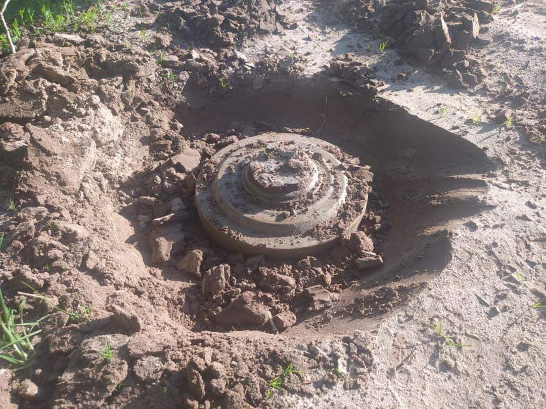 RSaik's tweet photo. Got some pics today of challenges facing Ukrainian farmers attempting to farm mined fields. 

Ukraine is losing 500 to 1000 soldiers daily. 

We are getting ready to deploy more $$ to help. If you would like to help EFT to Robert.Saik@gmail.com &amp; I will get this to help. https://t.co/7YE6qmWHt1
