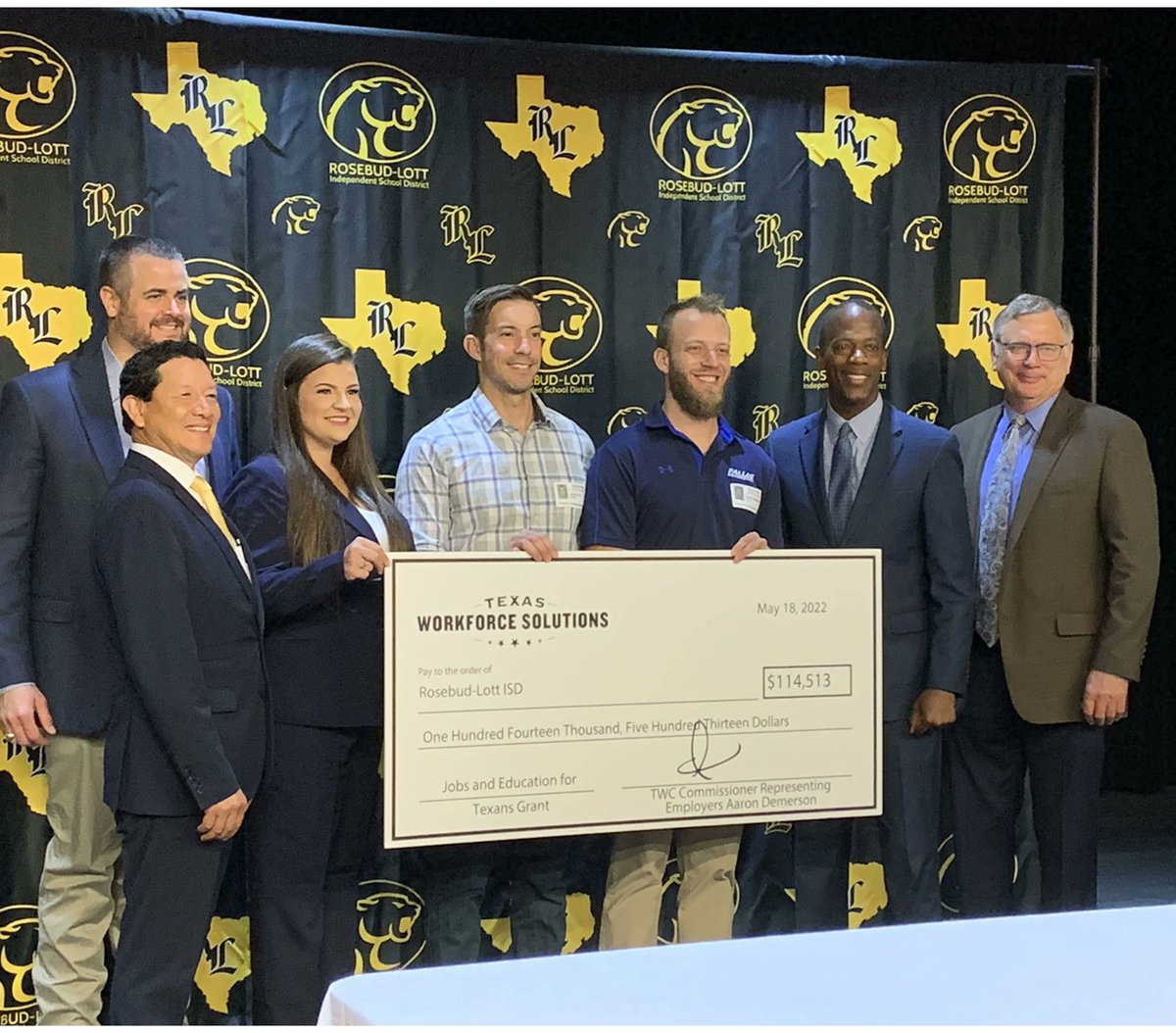 It was an honor to present Rosebud-Lott ISD with this check on behalf of Texas Workforce Solutions! The JET program provided a grant to install robotic equipment for automated manufacturing training 🦾 #TechTwitter #Robotics #TexasSchools