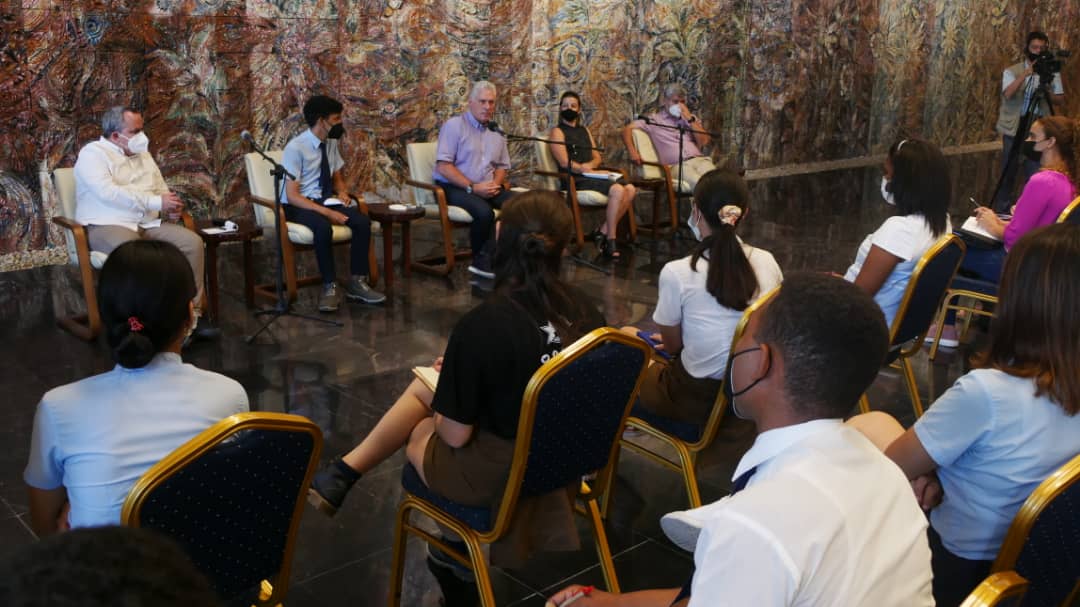 DiazCanelB's tweet photo. Hoy el Palacio de la Revolución se llenó de muchachos de la @feemdecuba, con quienes teníamos la deuda de reunirnos, como hemos hecho con muchos sectores de nuestra sociedad. Qué bueno escucharlos. Les pedí presentaran propuestas para mejorar el ingreso a la Universidad. https://t.co/ZYWBXJ4p8h