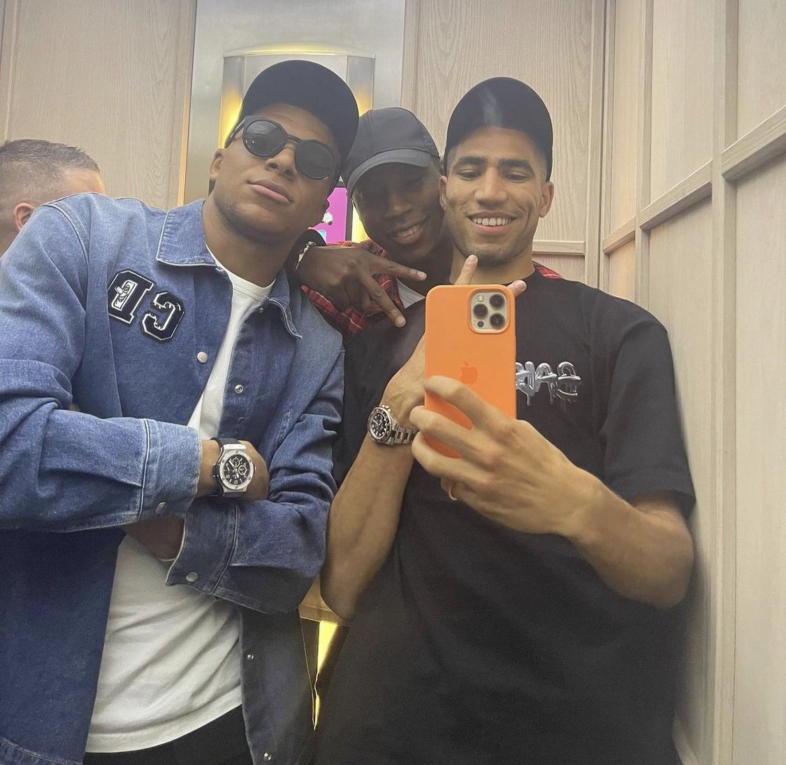 psgcommunity_'s tweet photo. 🗣 Kylian Mbappé : "J'étais à Madrid parce qu’Hakimi m'avait demandé de l'accompagner. Je n'y suis pas allé pour que les gens parlent. On a  voyagé sur un vol privé, on a changé nos noms pour que personne ne me voie jusqu’à ce que quelqu’un nous voit dans un restaurant." 🥶 https://t.co/C69aW2d4Qx