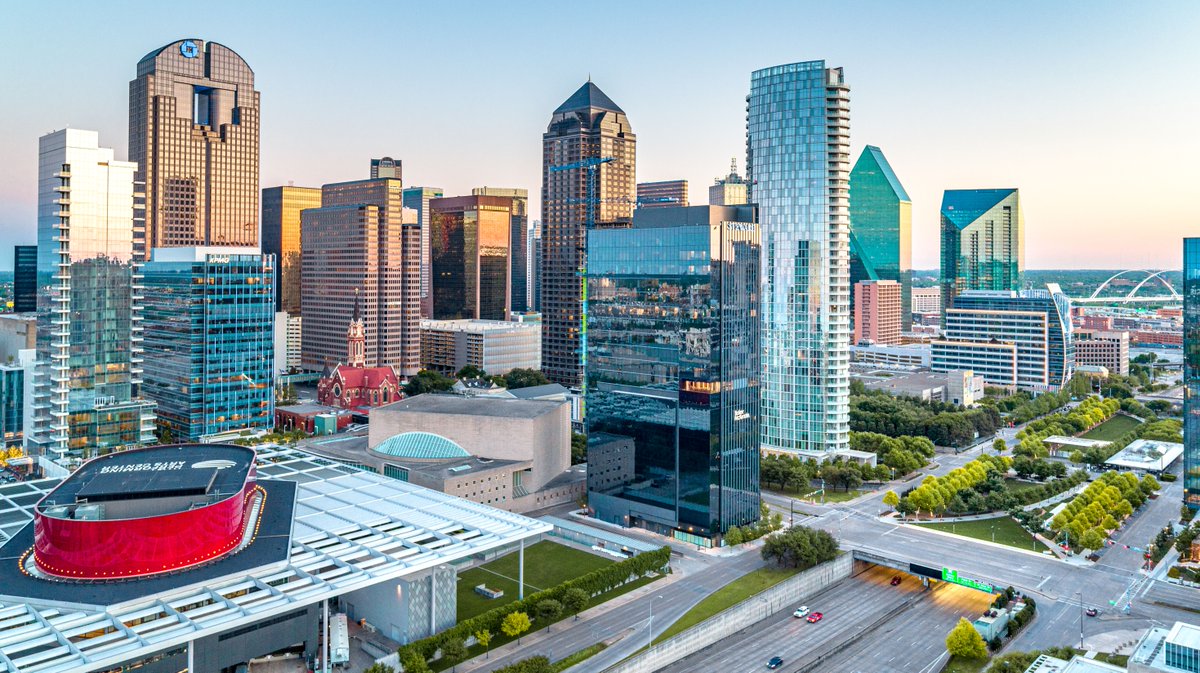 Our location in the Dallas Arts District puts Trammell Crow Center in the middle of the action. At the intersection of fan-favorite restaurants, museums, architecture, and more, inspiration is all around. 📍