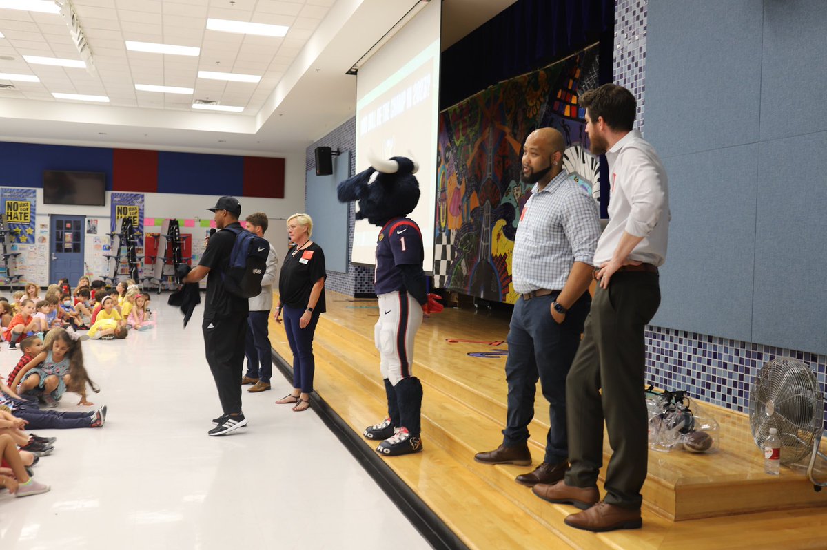 Nextlevelsports's tweet photo. West University elementary raised 6 bus loads of food for underserved families. That’s an incredible accomplishment. I spoke to them about their selfless actions. My partners @lubys @souperbowl @TexansTORO1 will be coming to a city near you. #letsendhunger . https://t.co/YgYrI5TOqh