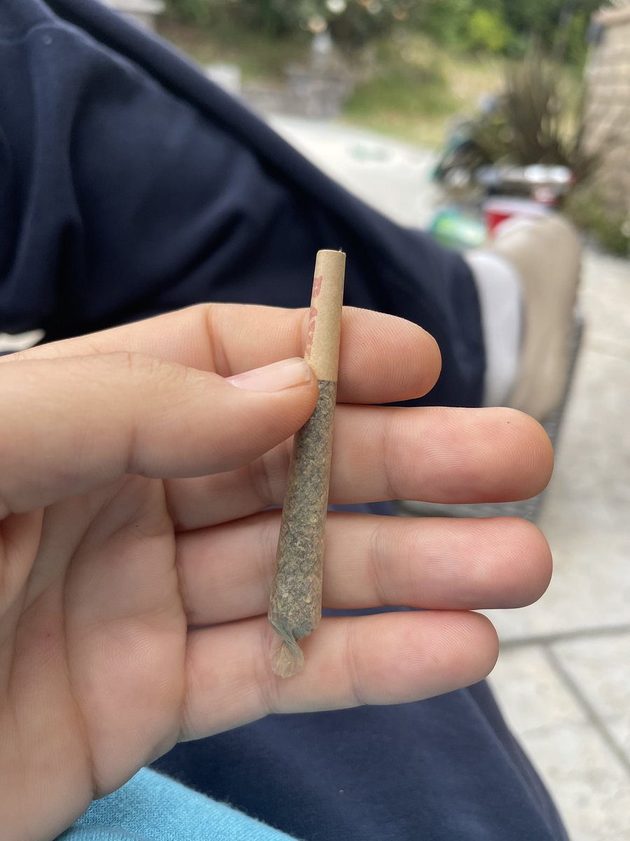 Deeshoenutz's tweet photo. Bout to enjoy this lil guy Gelato X gushers 💦💦💦 #smokebreak #joints #thatloud 🔉🔉🔉 https://t.co/FUSLpj6y8J