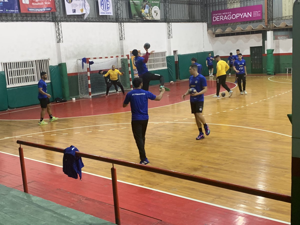 El mejor equipo del continente en <a href="/ViloHandball/">VILO HANDBALL</a> 

Pinheiros intentará retener el título en el Sur Centro, a partir de mañana en Ballester. 

Esa bestia que lanza en la foto es Bryan Monte. Estuvo en el programa el lunes pasado. Dos metros. Preparate para el asombro.