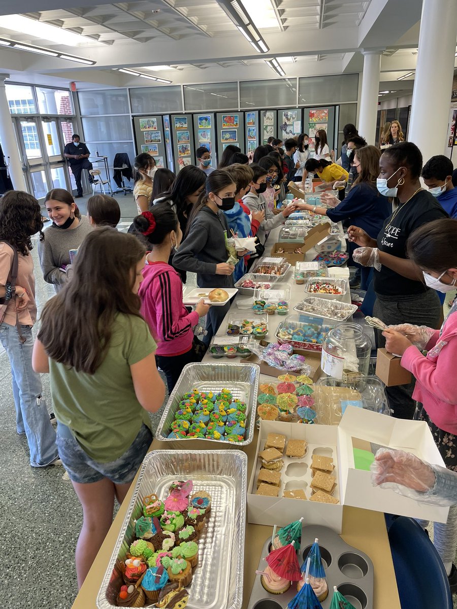 dani_hersh's tweet photo. Eat cupcakes! It’s somebody’s birthday somewhere! 🙌🏽 🌟🧁#cupcakewars2022 #cupcakesforacure @donald_gately @JerichoMS @_ChadGleason @BrelandMs @kerrischmitt @EveMangibin https://t.co/KtXOku4Xak