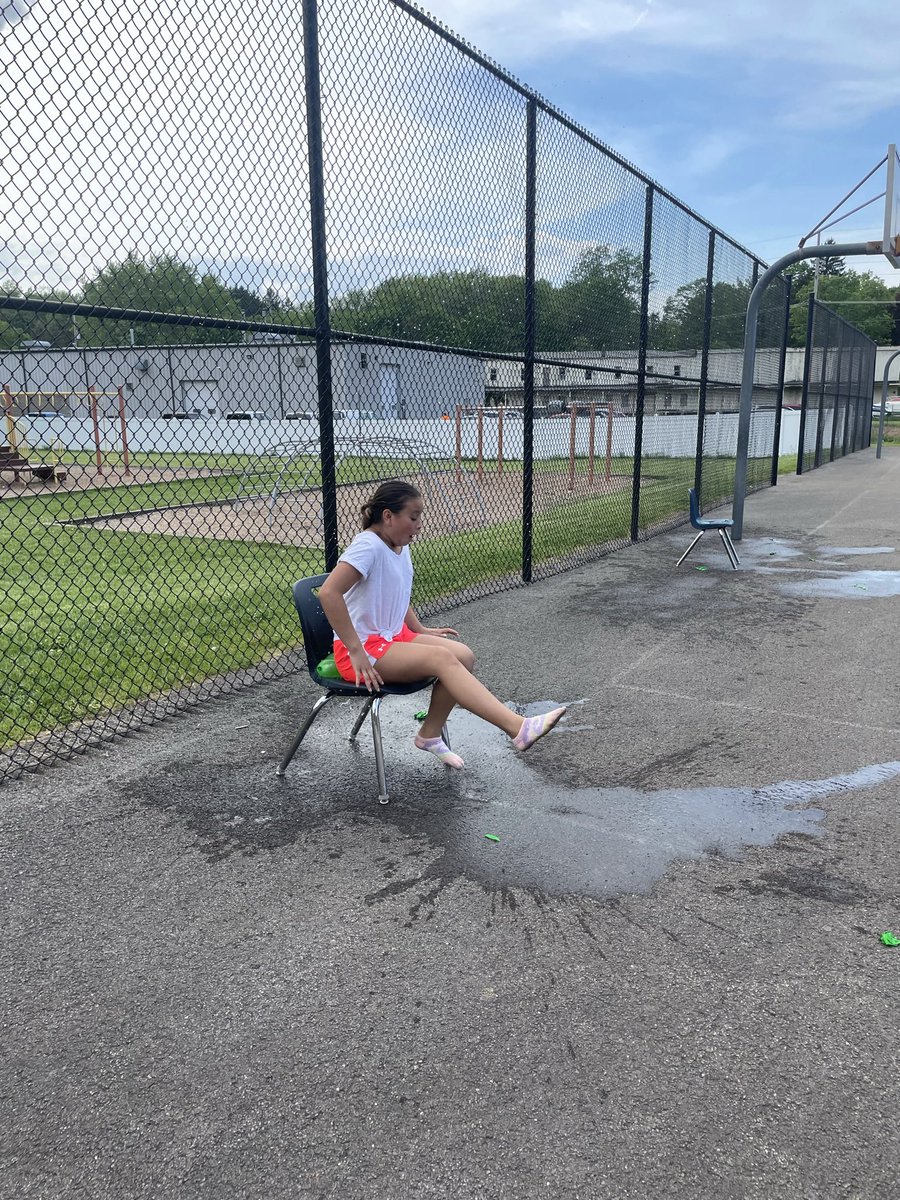 stephrwheeler's tweet photo. 10/10 recommend incorporating water fun into practice when the temp is 80+ degrees!! The girls got to run and stay cool at the same time! 🏃🏼‍♀️💦 #winwin #girlsontherunisfun #marionbelieves https://t.co/7ffYGklmRc