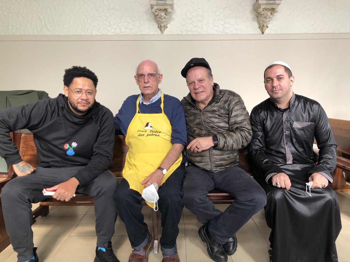 chico_pinheiro's tweet photo. Com ⁦@emicida⁩ e o sheik ⁦@RodrigoJalloul⁩ apoiando o padre Júlio no combate à aporofobia. https://t.co/FM3VFR1dQw